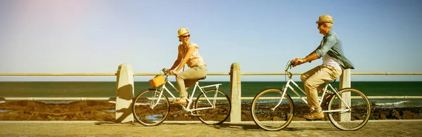 Full Längd Lyckliga Paret Ridning Cyklar Piren Mot Havet — Stockfoto