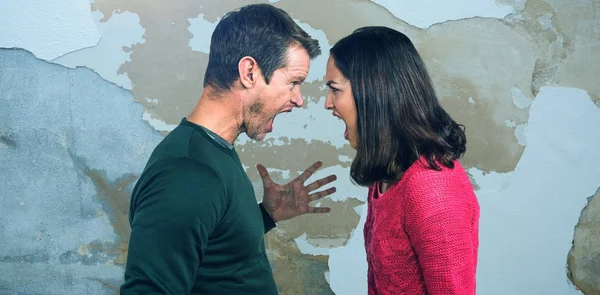 показывает на другого. лицом к лицу. здоровые отношения и нездоровые отношения. маму стоя лицом к лицу. две женщины стоят лицом к лицу старая и молодая.