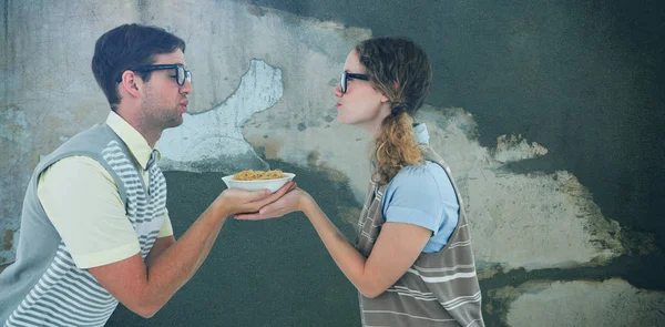 Geeky Hipster Pareja Celebración Pasta Contra Oxidado Resistido Pared — Foto de Stock