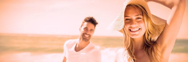 Sorrindo Casal Mãos Dadas Praia — Fotografia de Stock