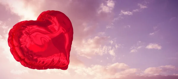 曇り空の風景に対して赤いハートのバルーン — ストック写真