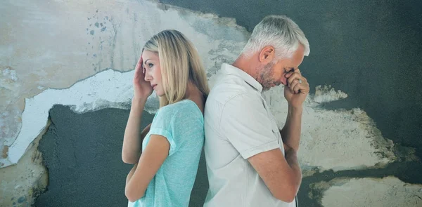 Olycklig Par Inte Talar Till Varandra Mot Rostiga Väderbitna Vägg — Stockfoto