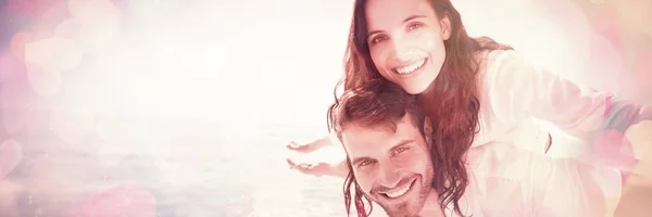 Счастливая Пара Веселится Перед Морем Пляже — стоковое фото
