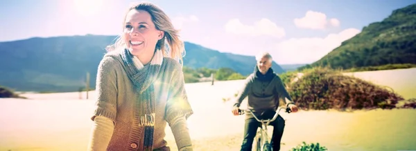 Coppia Spensierata Che Giro Bicicletta Sulla Spiaggia Una Giornata Luminosa — Foto Stock