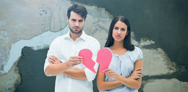 Upset Couple Holding Two Halves Broken Heart Rusty Weathered Wall — Stock Photo, Image