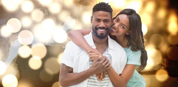 Retrato Jovem Casal Sorrindo Contra Luz Amarela Borrada — Fotografia de Stock