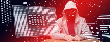 Türü karşı masada oturan soyguncu