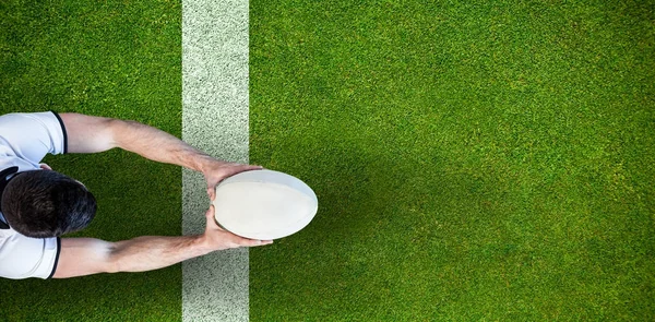 Vista Ángulo Alto Del Hombre Sosteniendo Pelota Rugby Con Ambas —  Fotos de Stock