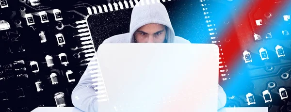 Schwerer Einbrecher Hackt Gegen Typ Laptop — Stockfoto