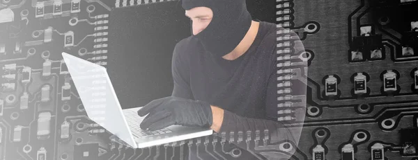 Focado Assaltante Segurando Laptop Contra Tipo — Fotografia de Stock