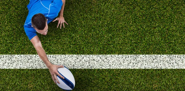 Vista Posteriore Del Giocatore Rugby Sdraiato Davanti Con Palla Contro — Foto Stock