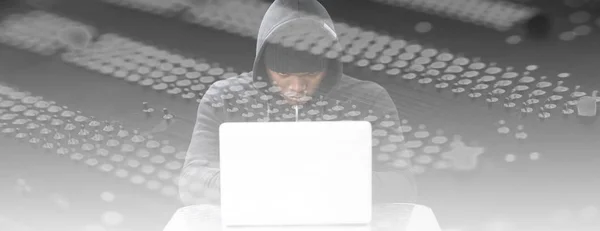 Hacker Masculino Focado Usando Laptop Contra Tipo — Fotografia de Stock