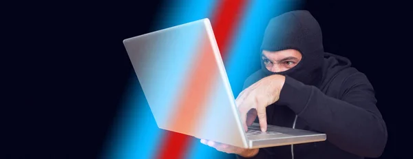 Hacker Met Behulp Van Laptop Stelen Van Identiteit Aan Balie — Stockfoto