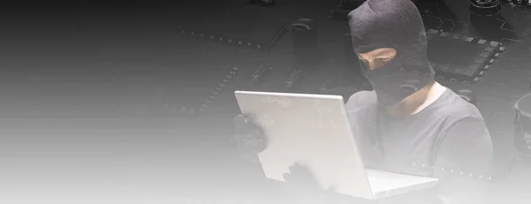 Hacker Mit Laptop Identität Gegen Typ Stehlen — Stockfoto