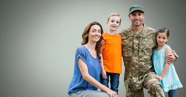 Compuesto Digital Happy Military Family Con Fondo Verde — Foto de Stock