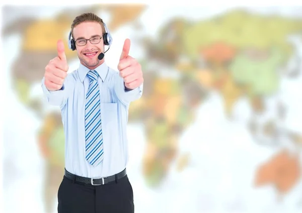 Digitální Složený Cestovní Kancelář Muže Nosit Sluchátka Mikrofonem Před Mapa — Stock fotografie