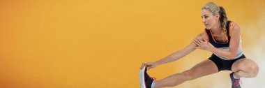 Turuncu arka plan bacak Germe ile uygun atletik kadının dijital bileşik