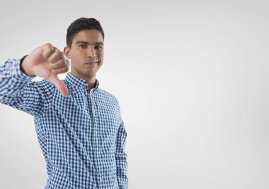 Başparmak aşağı ile tişörtlü adam dijital bileşik