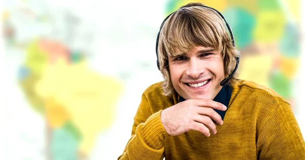 Ψηφιακός Σύνθετος Από Ταξιδιωτικό Πράκτορα Άνθρωπος Φορώντας Ακουστικά Μπροστά Από — Φωτογραφία Αρχείου