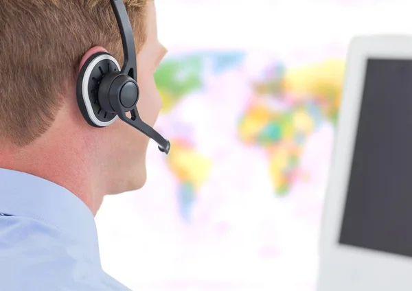 Cyfrowy Kompozytowy Biura Podróży Człowieka Noszenia Zestawu Słuchawkowego Przed Mapa — Zdjęcie stockowe