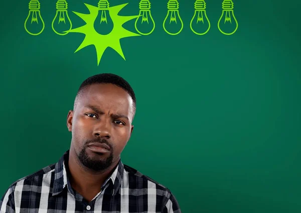 Digitalkomposit Eines Verwirrten Mannes Mit Glühbirnen Auf Grünem Hintergrund — Stockfoto