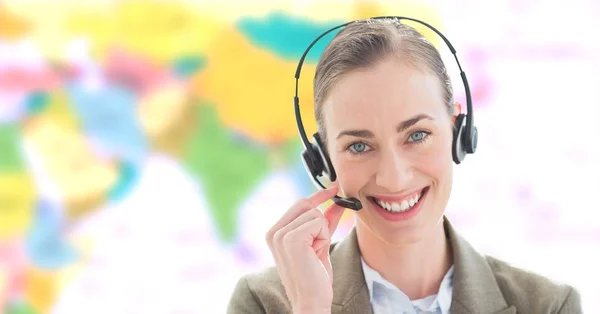 Ψηφιακός Σύνθετος Από Ταξιδιωτικό Πράκτορα Γυναίκα Φοράει Ακουστικά Μπροστά Από — Φωτογραφία Αρχείου