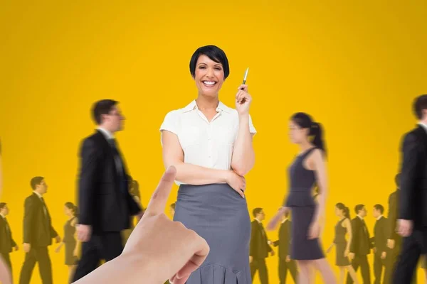 ウォーキング ビジネス人々 と黄色の背景にビジネスの女性を選択する手のデジタル合成 — ストック写真