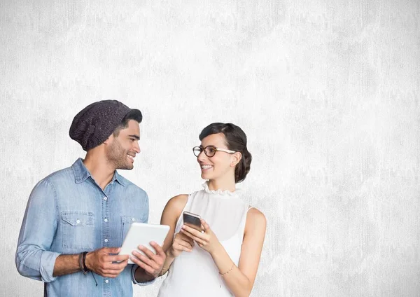 Ψηφιακός Σύνθετος Άνδρα Και Γυναίκας Κρατώντας Tablet Και Τηλέφωνο Φωτεινό — Φωτογραφία Αρχείου