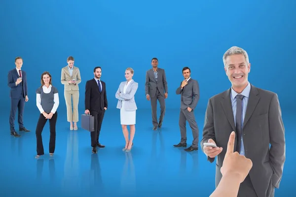 ビジネスの方々 と青い背景にビジネスの男性を選択する手のデジタル合成 — ストック写真
