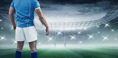 Rugby stadyum top ile ayakta Rugby oyuncusu