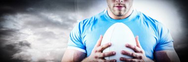 Top Spot gökyüzünde kameraya bakarak Rugby oyuncusu