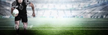 Rugby oyuncusu Stadyumu gökyüzü karşı karşı topu tutarak çalışan dijital bileşik görüntü