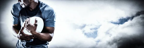 Gracz Rugby Patrząc Hotelu Podczas Łapania Piłki Przed Reflektor Niebo — Zdjęcie stockowe