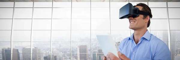 Nahaufnahme Von Geschäftsmann Mit Tablet Mit Brille Gegen Moderne Zimmer — Stockfoto