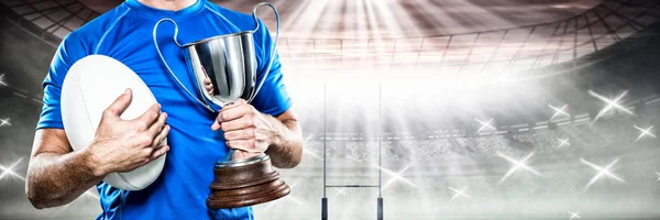 Jogador Rugby Segurando Troféu Bola Contra Campo Rugby — Fotografia de Stock