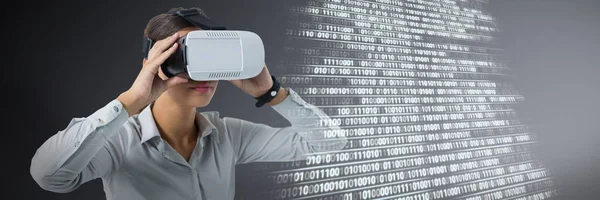 Weibliche Führungskraft Mit Virtual Reality Headset Gegen Binärcode — Stockfoto