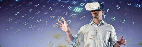 Mann Mit Virtual Reality Headset Vor Grauem Und Lila Hintergrund — Stockfoto