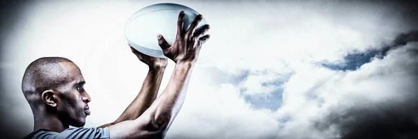 Atleta Posição Jogar Bola Rugby Contra Holofotes Céu — Fotografia de Stock