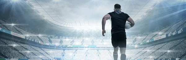 Jogador Rugby Correndo Com Bola Contra Estádio Contra Céu — Fotografia de Stock