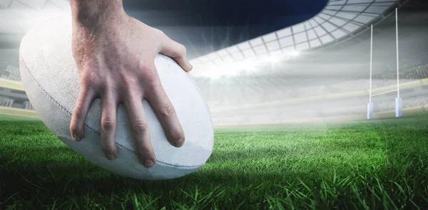Gracz Rugby Stawianiu Stóp Piłkę Przed Boisko Rugby — Zdjęcie stockowe
