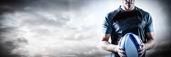 Giocatore Rugby Premuroso Che Tiene Palla Contro Riflettori Nel Cielo — Foto Stock