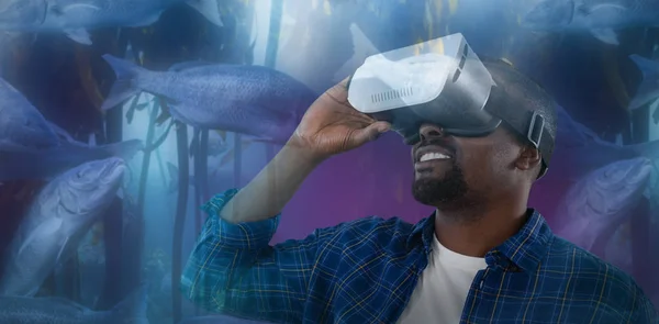 Homem Usando Fone Ouvido Realidade Virtual Contra Peixes Grandes Nadando — Fotografia de Stock