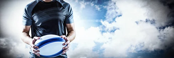 Jugador Serio Rugby Sosteniendo Pelota Contra Foco Cielo —  Fotos de Stock