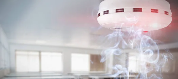 Detector Fumo Incêndio Contra Sala Aula Vazia — Fotografia de Stock