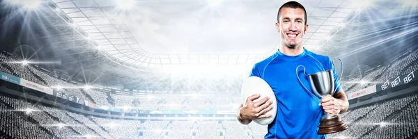 Retrato Jogador Rugby Sorridente Segurando Troféu Bola Contra Estádio Contra — Fotografia de Stock