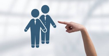 El iş çift ortakları simgesini işaret dijital bileşik