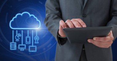 Tablet bulut ile simgesi ve asılı bağlantı aygıtı tutan el dijital bileşik