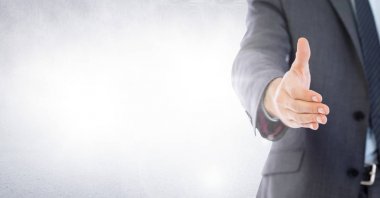 Dijital bileşik el sıkışmasının bir işadamı ulaşmak