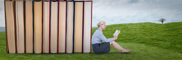 Compuesto Digital Mujer Negocios Leyendo Lado Libros Aire Libre — Foto de Stock