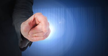 El ile mavi arka plan işaret dijital bileşik